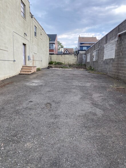 9 E 12th St, Paterson, NJ à louer - Photo principale – Image 1 sur 1