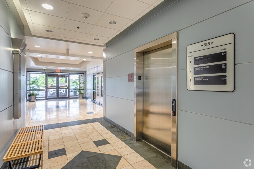 515 Enterprise Dr, Lowell, AR à vendre - Hall d’entrée – Image 3 sur 5