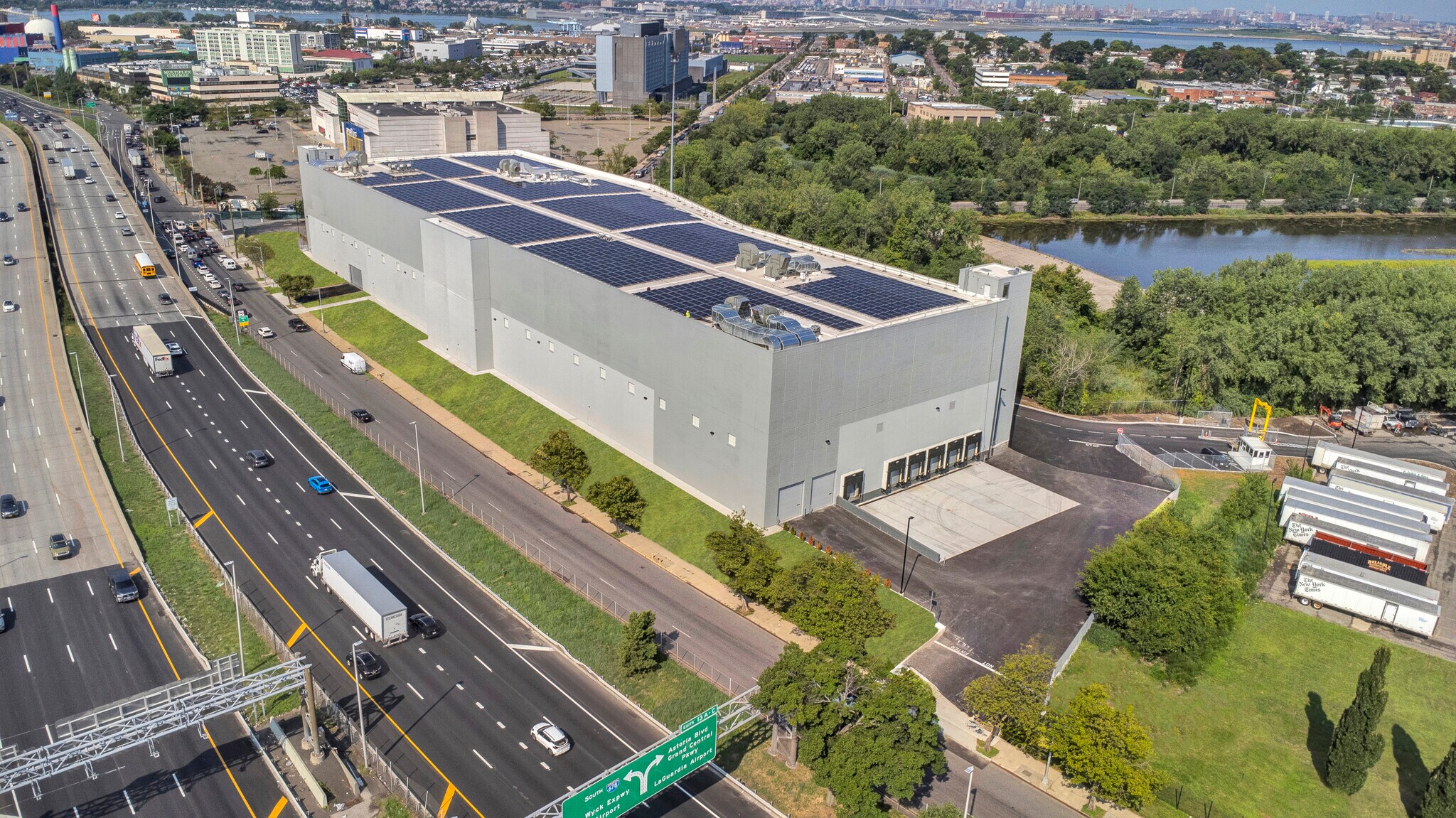 28-10 Whitestone Expy, Flushing, NY à vendre Aérien– Image 1 sur 29