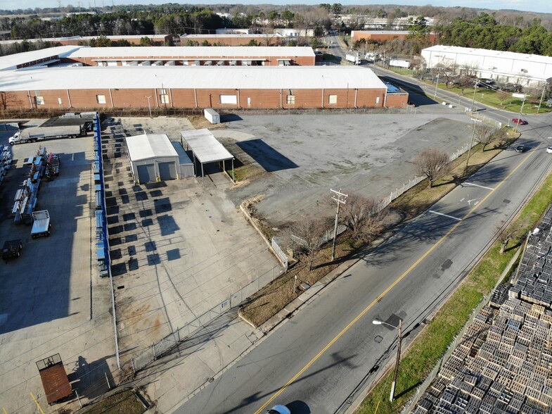 855 N Hoskins Rd, Charlotte, NC à louer - Aérien – Image 1 sur 6