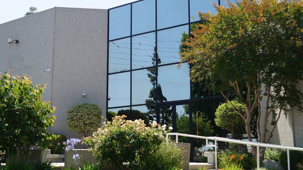 21211 Nordhoff St, Chatsworth, CA à louer - Photo de l’immeuble – Image 1 sur 7
