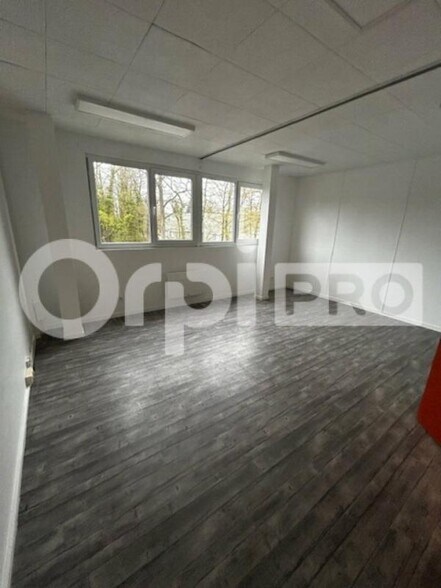 Bureau dans Verneuil-en-Halatte à louer - Photo intérieure – Image 1 sur 1