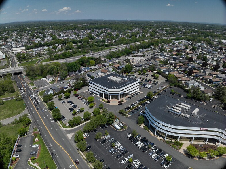 611 River Dr, Elmwood Park, NJ à vendre – Image 3 sur 34