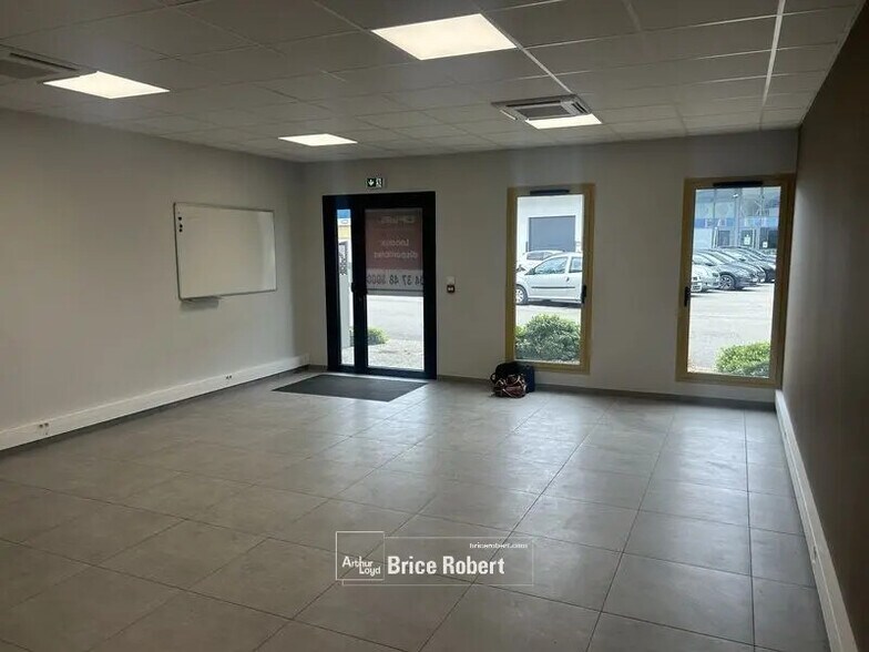 Bureau dans Saint-Bonnet-de-Mure à louer - Hall d’entrée – Image 2 sur 7