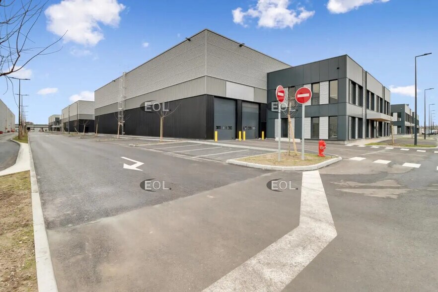 Local d’activités dans Le Bourget à louer - Photo de l’immeuble – Image 3 sur 14