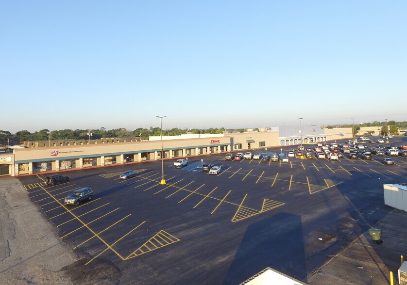 3719-3931 N Twin City Hwy, Port Arthur, TX à louer - Photo de l’immeuble – Image 1 sur 6