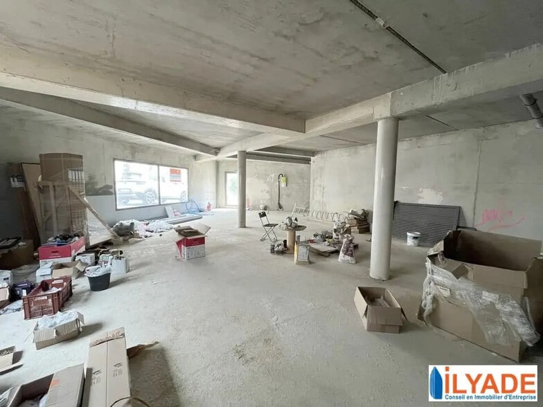 Bureau dans Coudoux à vendre - Photo de l’immeuble – Image 2 sur 2