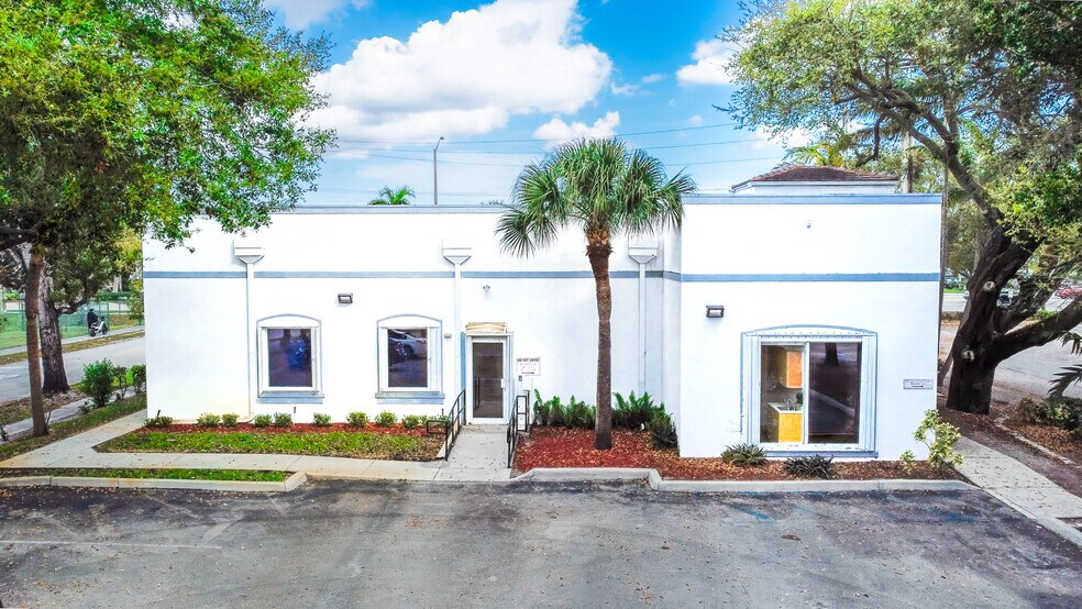 9009 Pines Blvd, Pembroke Pines, FL à louer - Photo de l’immeuble – Image 1 sur 29