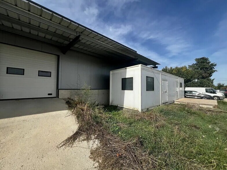 Local d’activités dans Cavaillon à louer - Photo de l’immeuble – Image 2 sur 8