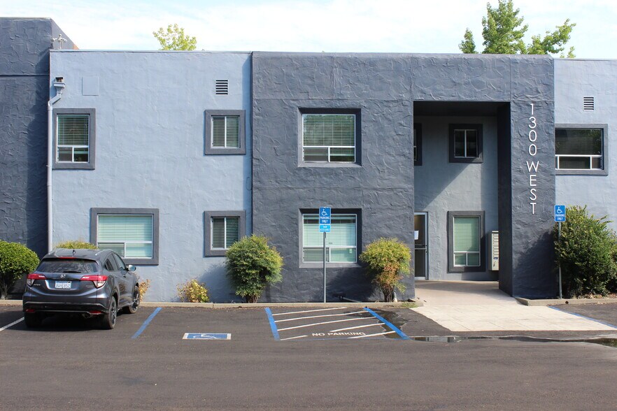 1300 West St, Redding, CA à louer - Photo de l’immeuble – Image 3 sur 28