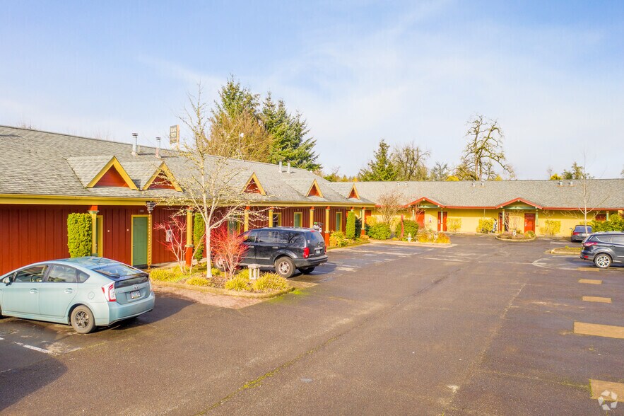 725 Row River Rd, Cottage Grove, OR à vendre - Photo de l’immeuble – Image 3 sur 6