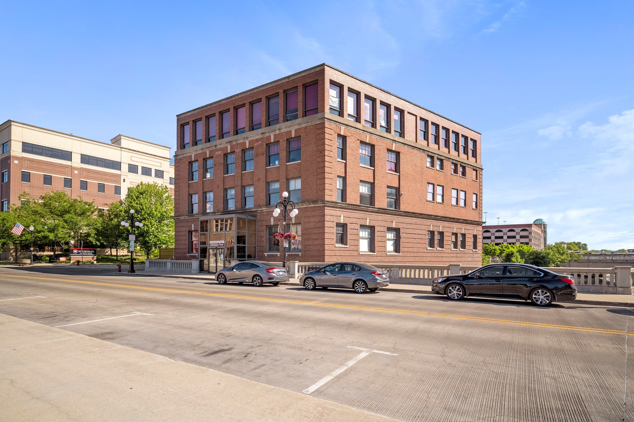 31 W Downer Pl, Aurora, IL à louer Photo de l’immeuble– Image 1 sur 5