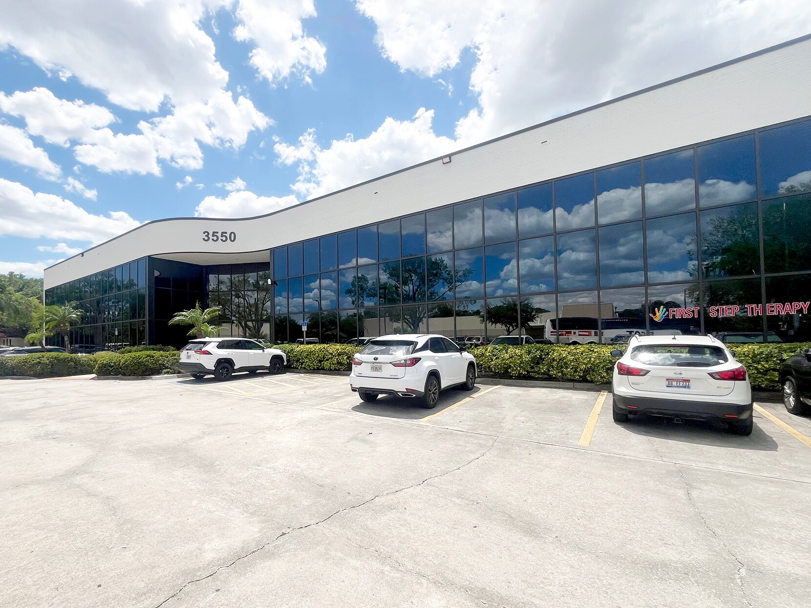 3550 W Waters Ave, Tampa, FL à louer Photo de l’immeuble– Image 1 sur 7