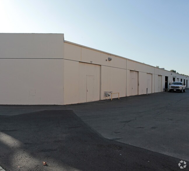 117-223 Viking Ave, Brea, CA à louer - Photo de l’immeuble – Image 3 sur 6