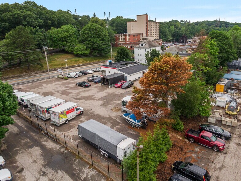 329 Providence St, West Warwick, RI à vendre - Photo de l’immeuble – Image 3 sur 6