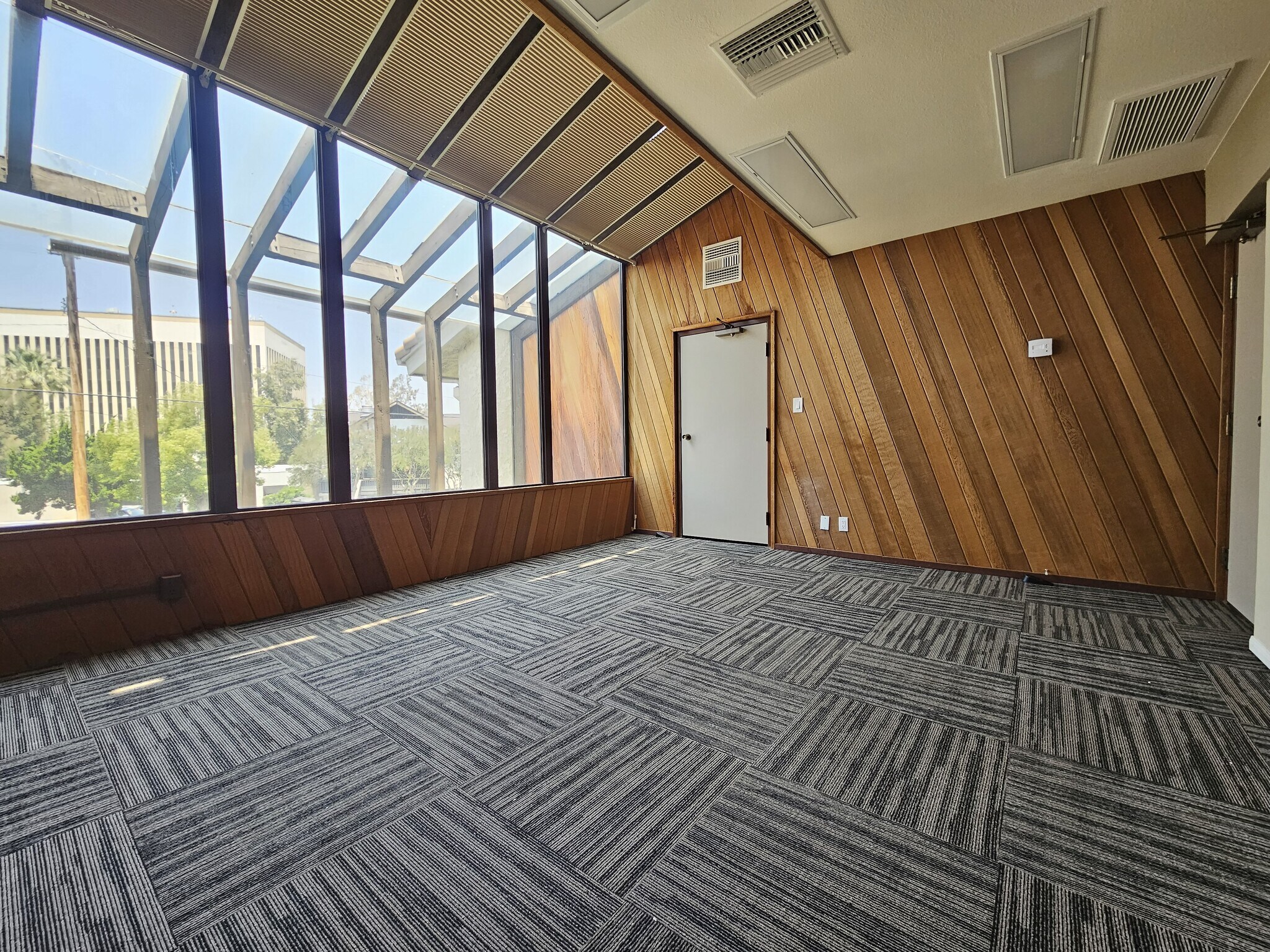 222 E Olive Ave, Redlands, CA à louer Photo de l’immeuble– Image 1 sur 10