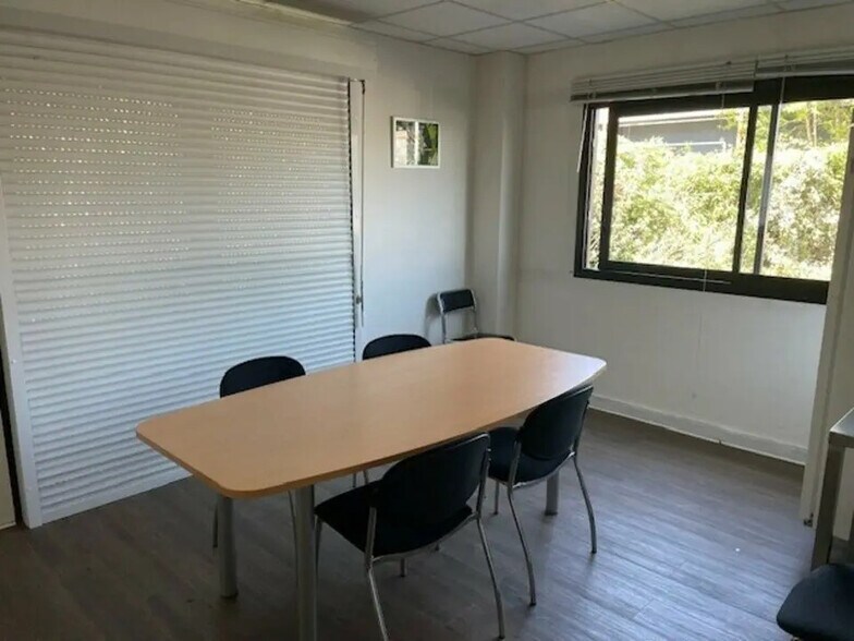 Local d’activités dans Martillac à louer - Photo de l’immeuble – Image 3 sur 12