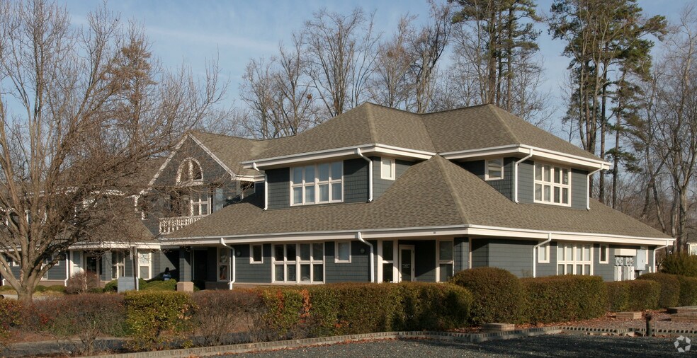 3400 Croasdaile Dr, Durham, NC à louer - Photo de l’immeuble – Image 2 sur 10