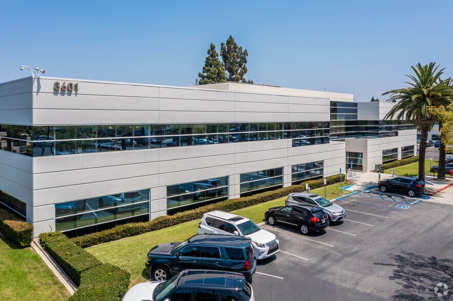 3601 S Harbor Blvd, Santa Ana, CA à louer - Photo principale – Image 1 sur 4