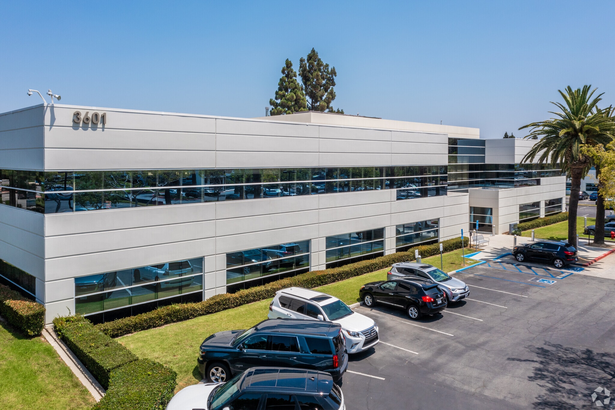 3601 S Harbor Blvd, Santa Ana, CA à louer Photo principale– Image 1 sur 5