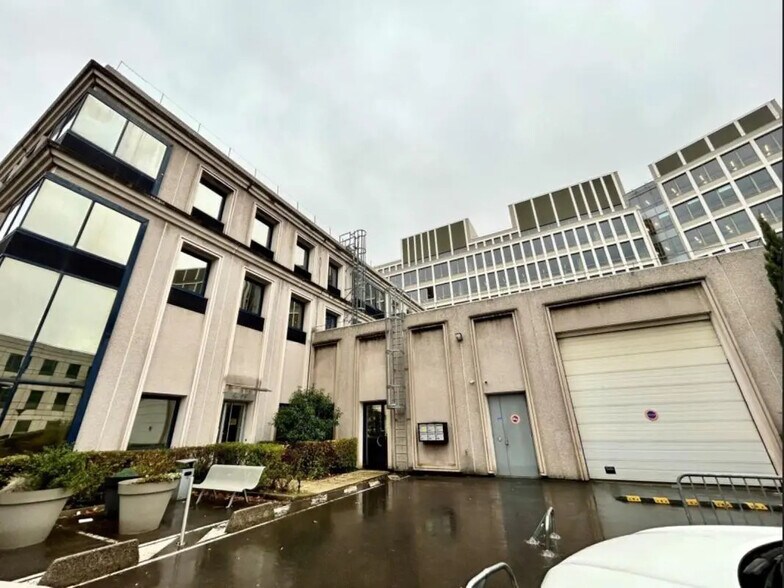 Local d’activités dans LA PLAINE SAINT DENIS à louer - Photo de l’immeuble – Image 1 sur 7