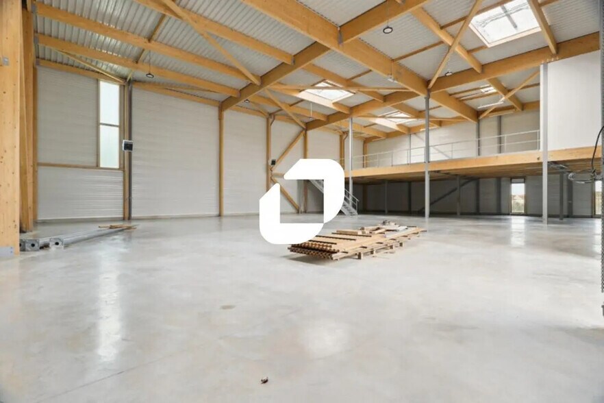 Local d’activités dans Chanteloup-en-Brie à louer - Photo de l’immeuble – Image 2 sur 13