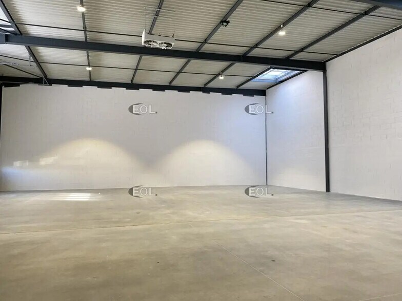 Local d’activités dans Saint-Priest à louer - Photo de l’immeuble – Image 2 sur 8