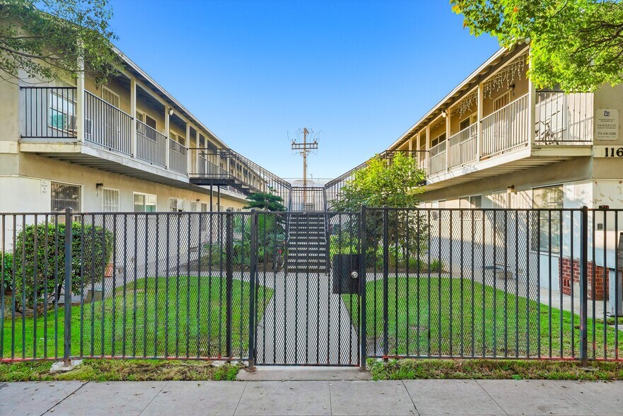 116 S Orange Ave, Santa Ana, CA à vendre - Photo de l’immeuble – Image 3 sur 12