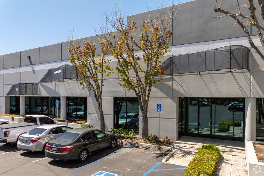 365 Cloverleaf Dr, Baldwin Park, CA à louer - Photo de l’immeuble – Image 3 sur 12