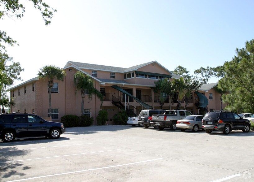 6338 Presidential Ct, Fort Myers, FL à vendre - Photo de l’immeuble – Image 3 sur 19