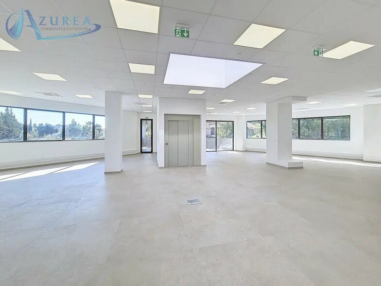 Bureau dans La Colle-sur-Loup à louer - Photo de l’immeuble – Image 1 sur 7