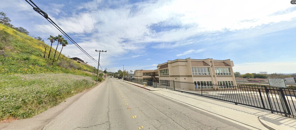 1740 Gillette Rd, Pomona, CA à louer - Photo de l’immeuble – Image 2 sur 2