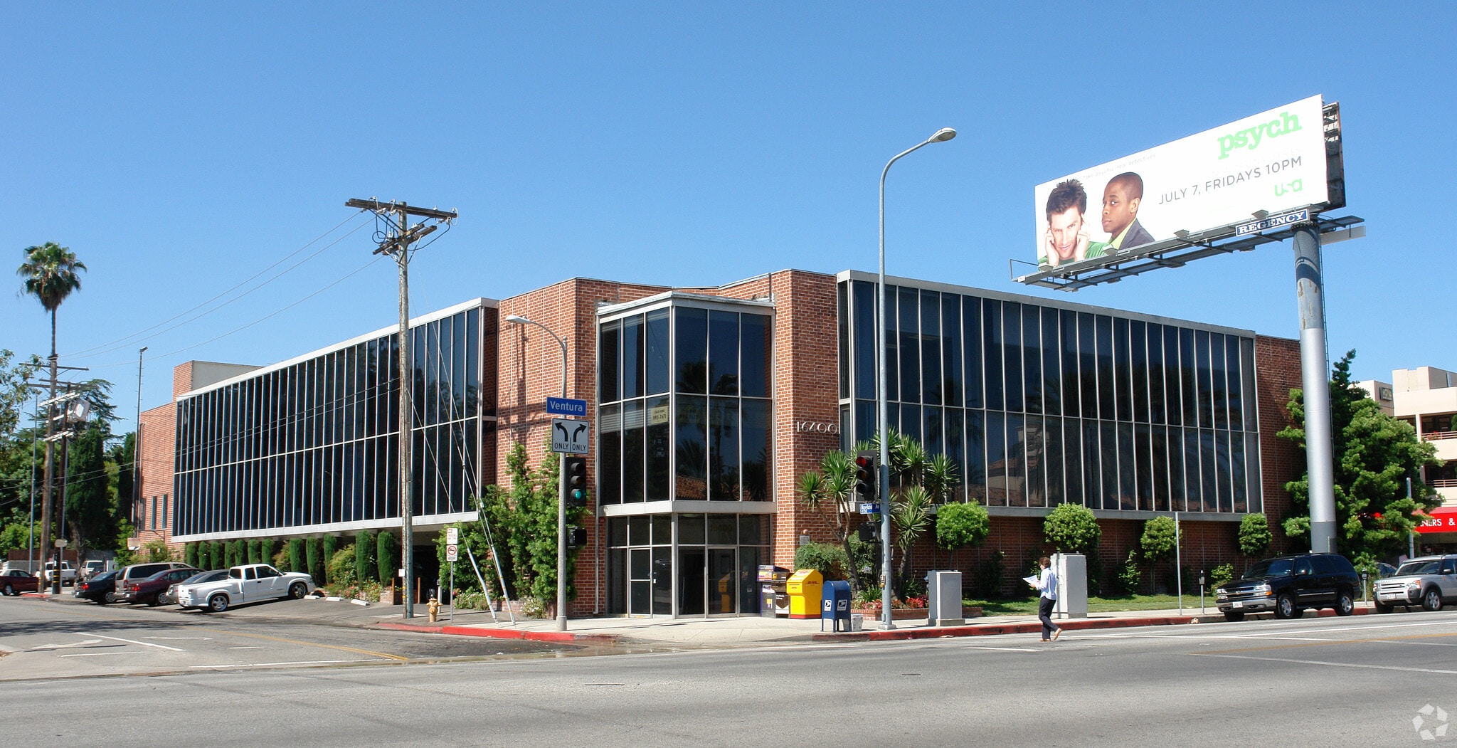 16400 Ventura Blvd, Encino, CA à louer Photo principale– Image 1 sur 6
