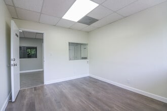 501 Golden Isles Dr, Hallandale Beach, FL à louer Photo de l’immeuble– Image 1 sur 3