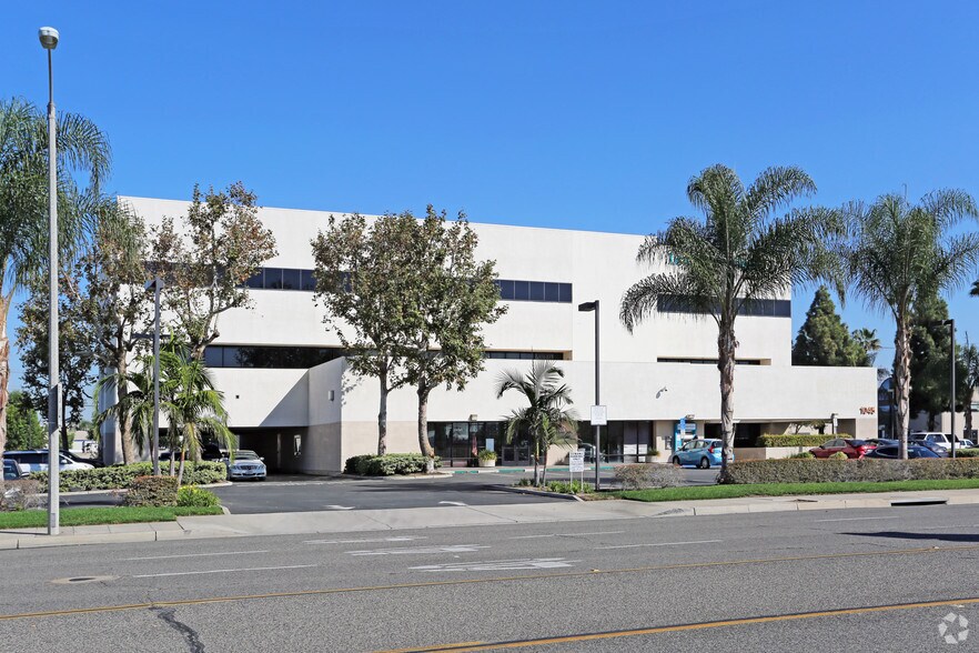 1045 W Katella Ave, Orange, CA à louer - Photo principale – Image 2 sur 4
