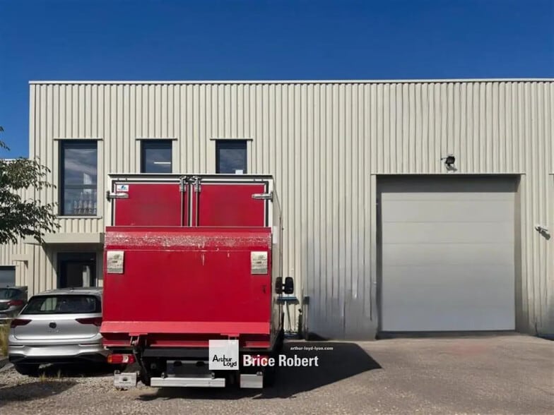 Local d’activités dans Décines-Charpieu à louer - Photo de l’immeuble – Image 3 sur 11