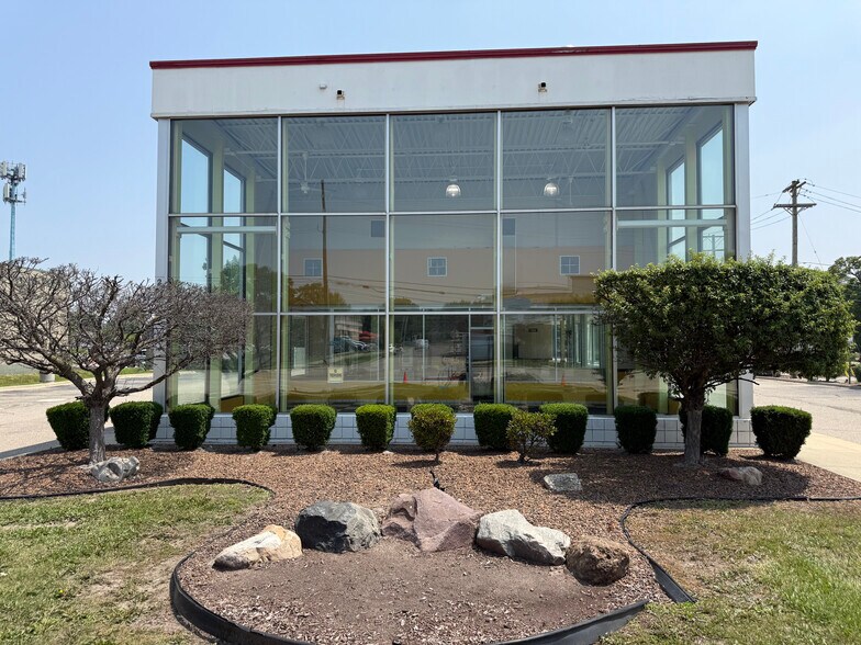 24020 Orchard Lake Rd, Farmington Hills, MI à louer - Photo de l’immeuble – Image 2 sur 5