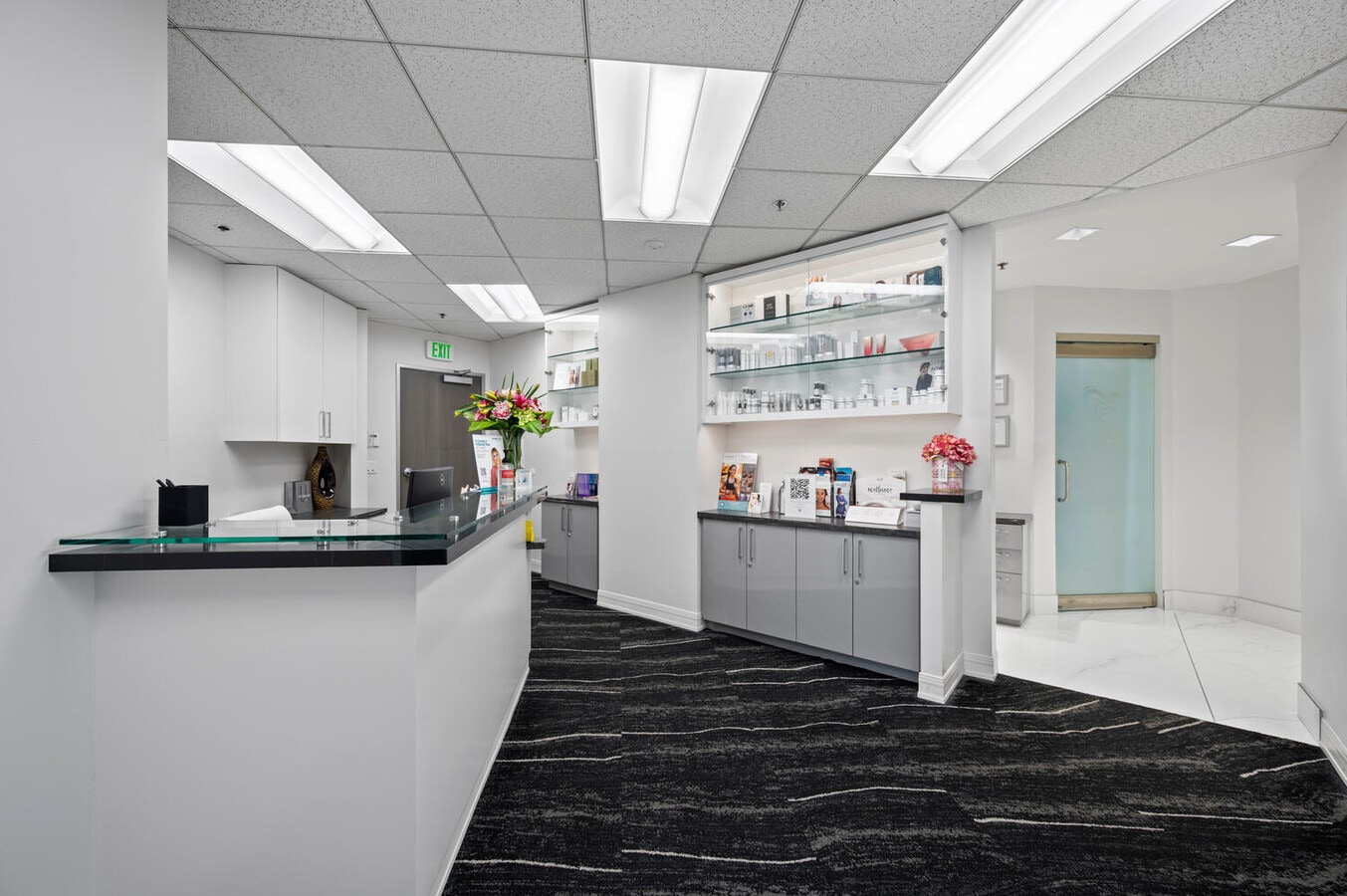 20311 SW Birch St, Newport Beach, CA 92660 - Lot 200 - - Photo intérieure - Image 1 of 21