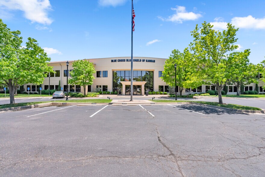 8621 E 21st St, Wichita, KS à vendre - Photo de l’immeuble – Image 1 sur 4