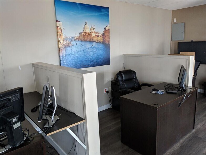 12120 118 Ave NW, Edmonton, AB à vendre - Photo de l’immeuble – Image 3 sur 7