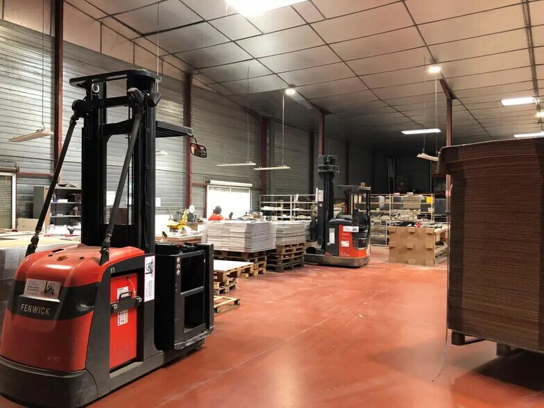 Industriel/Logistique dans Carbon-Blanc à louer - Photo de l’immeuble – Image 3 sur 10