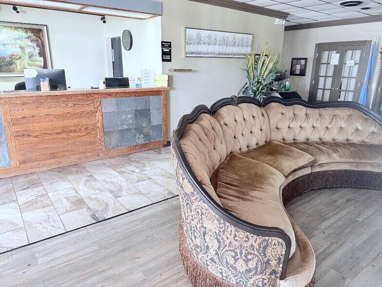 2901 S Van Buren St, Enid, OK à vendre - Hall d’entrée – Image 2 sur 14
