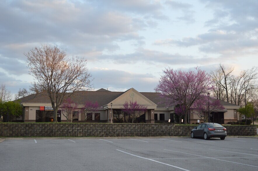 Country Club Center portefeuille de 3 biens à vendre sur LoopNet.fr - Photo de l’immeuble – Image 2 sur 4