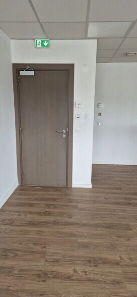 Bureau dans Bron à louer - Photo de l’immeuble – Image 2 sur 7