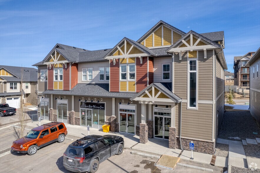 101 Sunset Dr, Cochrane, AB à vendre - Photo de l’immeuble – Image 2 sur 10