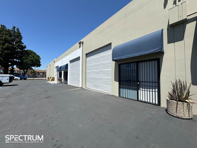 15414 Cabrito Rd, Van Nuys, CA à louer - Photo de l’immeuble – Image 3 sur 9