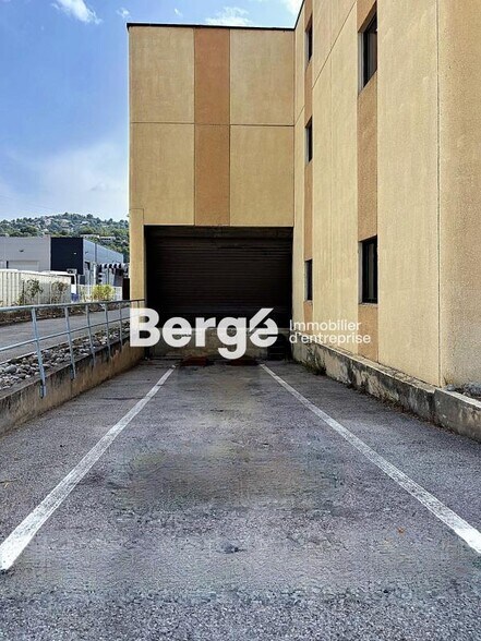 Industriel/Logistique dans Carros à louer - Photo de l’immeuble – Image 3 sur 32