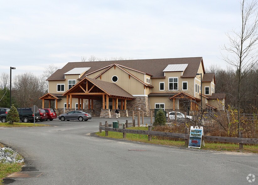 713 Pierce Rd, Clifton Park, NY à vendre - Photo de l’immeuble – Image 2 sur 2