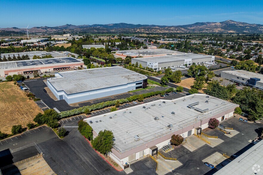 2351 N Watney Way, Fairfield, CA à louer - Photo de l’immeuble – Image 2 sur 5