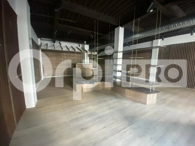 Plus de détails pour Local commercial à louer